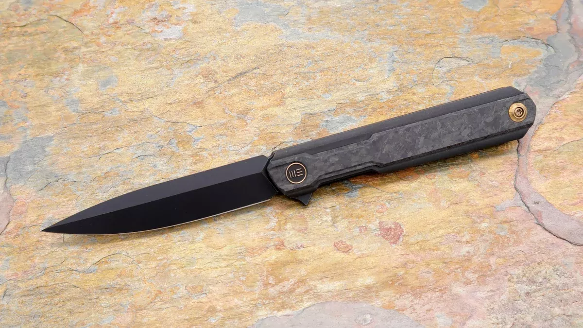 WE Peer Flipper, Black Titanium with Shred Carbon Fiber Handle 2015D
